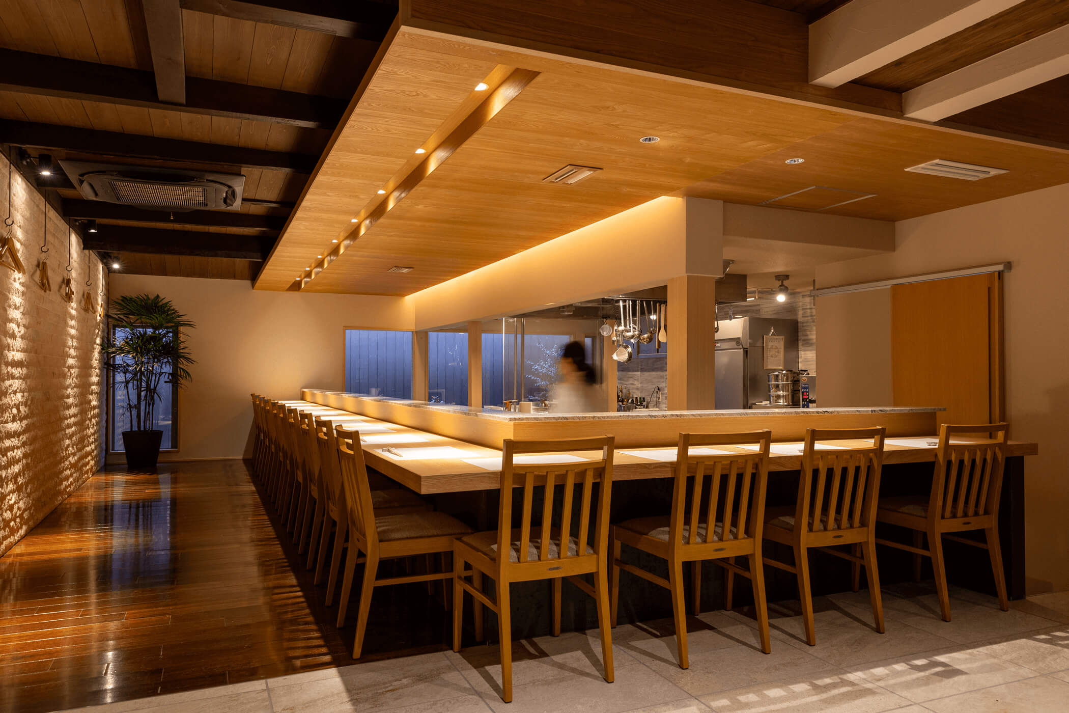 京都祇園 六つ㐂 店内カウンター