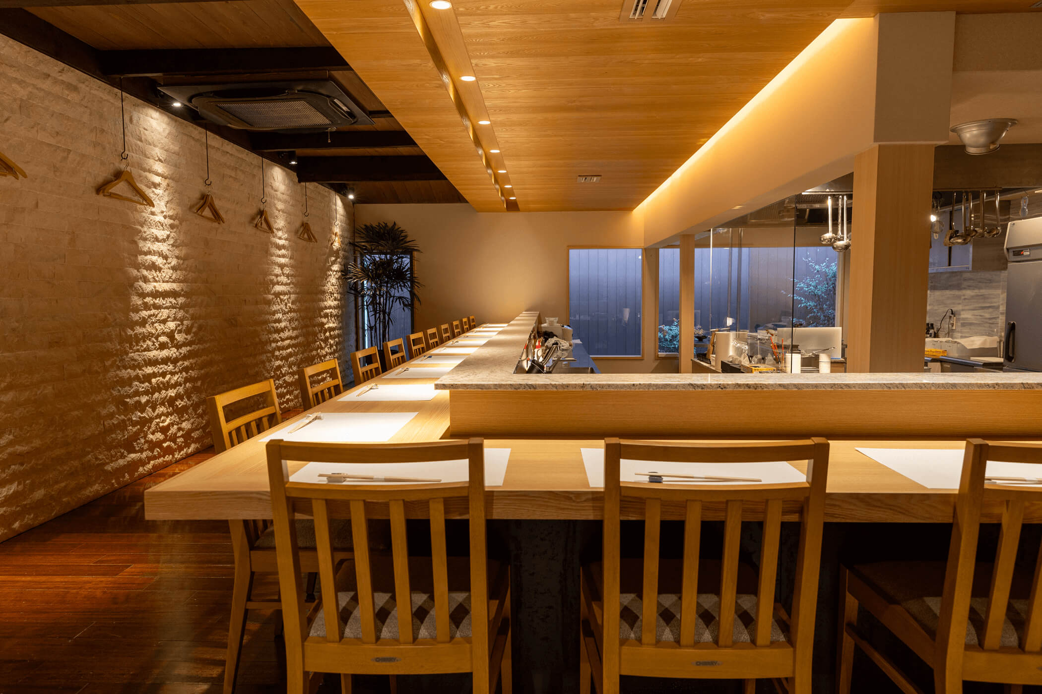 京都祇園 六つ㐂 店内カウンター