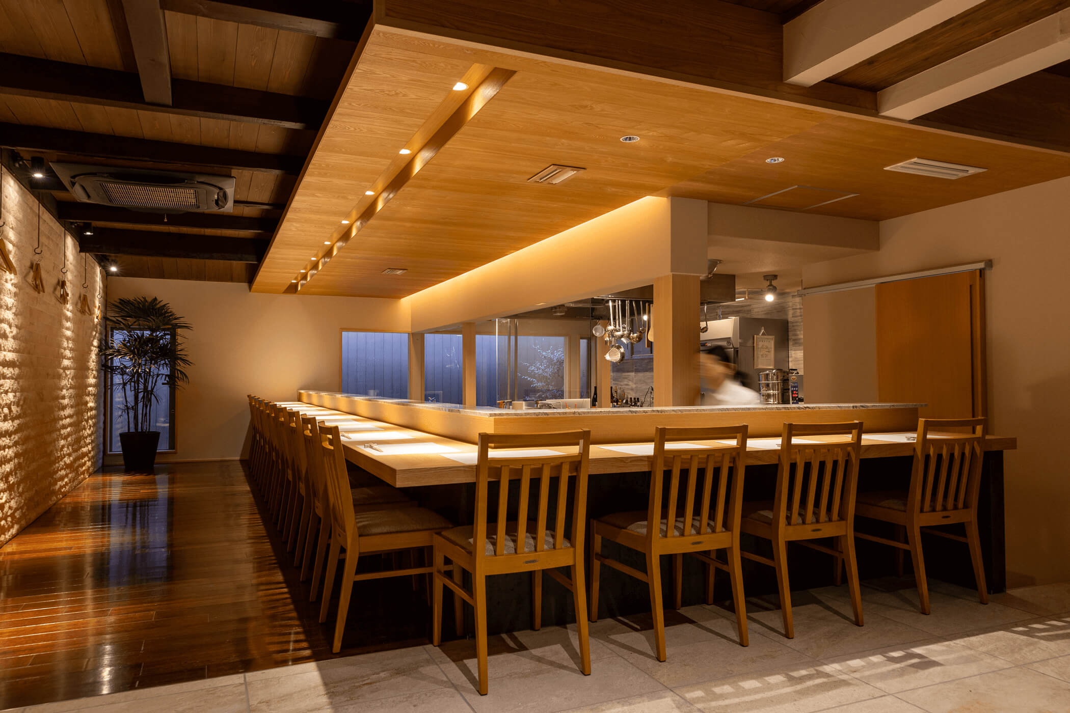 京都祇園 六つ㐂 店内カウンター